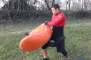 Trasporto della canoa in spalla